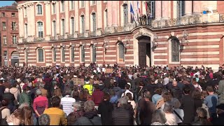 Toulouse  hommage de la foule place du Capitole [upl. by Idnyl]