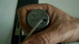 lockpicking a UK YALE cylinder lock [upl. by Shelby]