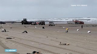 Chaos op Terschelling en Vlieland door aangespoelde containers  RTL NIEUWS [upl. by Nerrej]