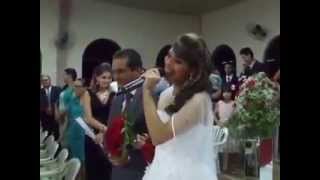 Com vozeirão noiva entra cantando em casamento e emociona os convidados [upl. by Anan809]