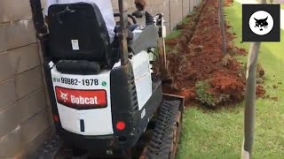 Mini Escavadeira Bobcat Abrindo Valeta Para Tubulacao Em Condominio escavadeirahidraulica bobcat [upl. by Ynnad]