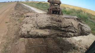 VOLVO ec 220 excavator removing mud from irrigated cotton drainage system 🇦🇺 Australia [upl. by Aniral]