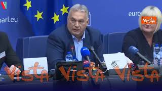 Contestatore si lancia contro Orban al Parlamento Europeo [upl. by Hachman]