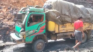 TRUK HDX 4X4 Menerobos Kubangan Lumpur Dan Menyebrangi Sungai Di Perbatasan Nabire [upl. by Atnuahc]