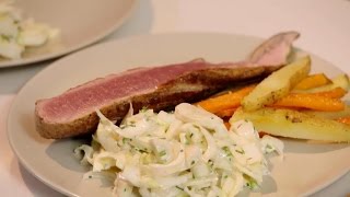 Varkenshaasje met ovenfrietjes witloofsalade en sjalottensaus  Sofie in de keuken van  VTM Koken [upl. by Aitnis]