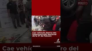 Cae un vehiculo dentro de un supermercado y se mueren [upl. by Eittik]