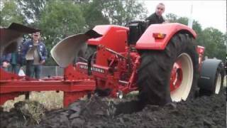 Ploegen met International 844S en Farmall 806 Trekkerweb [upl. by Juta]