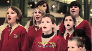 Kinderkoor zingt aangepaste kerstliederen in winkelcentrum voor Opvoedingslijn [upl. by Eirrek736]