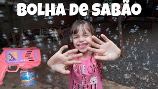 NINA GANHOU UMA MÁQUINA DE FAZER BOLHA DE SABÃO  Divertida nina [upl. by Haniraz]