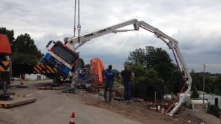 Gekantelde vrachtwagen in Kerkdriel [upl. by Heinrike]