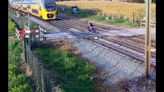 Fietser ontkomt aan de dood op onbewaakte overweg [upl. by Tarton]