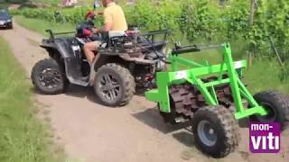 Le rouleau Rolofaca Gerber monté sur un quad dans les vignes [upl. by Ariday]