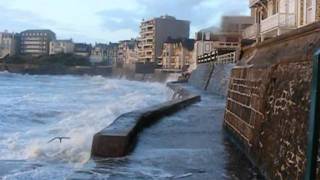 SaintMalo  Coup de vent et Forte Marée Springflut  High Tide [upl. by Ssor45]