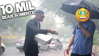 OFERECENDO R 1000000 NO GUARDACHUVA DAS PESSOAS [upl. by Jurdi]