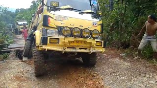 Extreme Truk Hdx 4x4 Melewati Jembatan Yang Sangat Berbahaya Di Perbatasa Manokwari [upl. by Zere100]