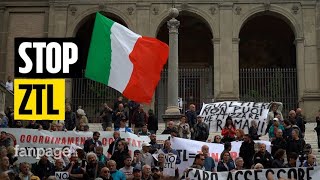 Manifestazione in Campidoglio contro la Ztl quotI mezzi pubblici non funzionano come ci spostiamoquot [upl. by Akyssej174]