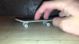 Faire un double kickflip en fingerskate  Tuto figure de skate [upl. by Enineg]