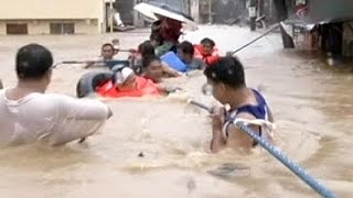 Inondations spectaculaires à Manille [upl. by Rdnaskela]