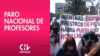 Masiva marcha de profesores en Santiago en protesta por veto a la titularidad docente [upl. by Eidde]