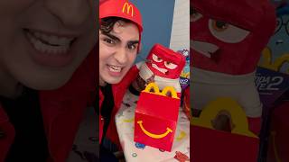 O QUE TEM DENTRO DO LANCHE SURPRESA DO MCDONALDS DA RAIVA DIVERTIDAMENTE  SHORTS [upl. by Nirmak107]