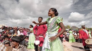 Hira Gasy  musiciens mobiles de Madagascar  Ramilison Besigara Zokiny [upl. by Ryter]