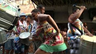 Brésil une favela de Rio fête la quotsamba de la paixquot [upl. by Julieta371]