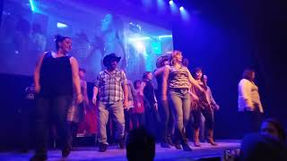 Cowboys fringants  LAmérique pleure chorégraphie des danseurs sur scène La tulipe 4 oct 2019 [upl. by Aenitsirhc]