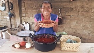 Cocinando Un Sabroso CALDO DE POLLO DE CHILE GUAJILLO CON EPAZOTE  DOÑA LUPITA [upl. by Eedebez285]