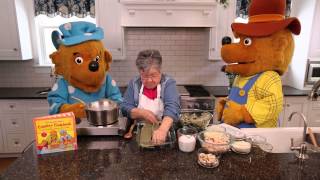 Cooking with The Berenstain Bears Green Noodle Lasagna [upl. by Aubigny352]