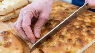 FOCACCIA GENOVESE FATTA IN CASA la vera ricetta originale famosa in tutto il mondo [upl. by Akemor]