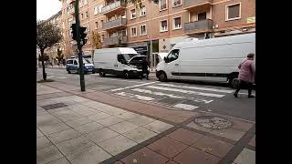 Arrancando furgoneta con otra furgoneta en medio de la calle Marcelo Celayeta Pamplona txemadobarro [upl. by Hannon]