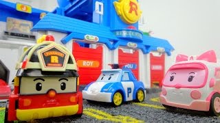 Spielzeugautos von Robocar Poli Einsatz für die Feuerwehr [upl. by Jessalyn]