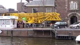 Kraanwagen manoeuvreert achteruit op de Prinsengracht [upl. by Polad]