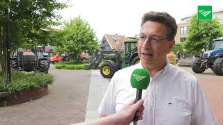 Boeren komen met kieper vol grond naar gemeentehuis [upl. by Vladi]