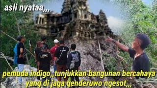 Bangunan misterius bercahaya muncul di tengah sawahkonon di jaga genderuwo ngesot [upl. by Lundberg]