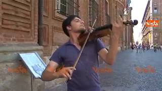 Artista di strada incanta tutti suonando Bocelli con il suo violino [upl. by Rehtnug]