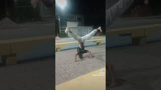 Depois do Treino na Academia Alguns Movimentos de Capoeira com Macaquinho de uma Mao só [upl. by Baugh]