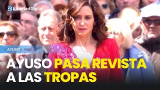 Ayuso pasa revista a las tropas entre vítores de los madrileños asistentes [upl. by Jemmie]