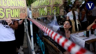 Manifestantes contra el turismo increpan a los turistas en las terrazas de Barcelona [upl. by Eelidnarb]