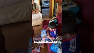 Pequeño hincha de la U recibió de regalo camiseta de Colo Colo [upl. by Gratt]