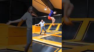 Dinge die man in einer Trampolinhalle NICHT machen sollte Teil 2 trampolin backflip funny [upl. by Darra38]