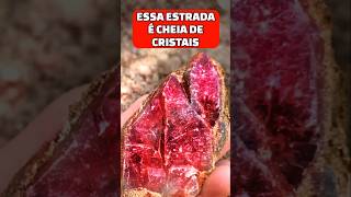 ESSA ESTRADA É CHEIA DE CRISTAIS cristal gemstone gemstones gems pedras pedraspreciosas [upl. by Ynaffi130]