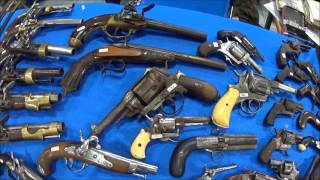 Bourse aux armes Militaria Les armes anciennes en vente libre de nos jours [upl. by Haimes]