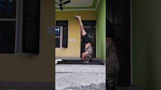 HEADSTAND bodyweightcalesthenic headstand homeworkout [upl. by Grew]