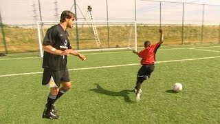 Ruud van Nistelrooy Teaches 12 Year Old Danny Welbeck The Rollercoaster Skill In 2003 [upl. by Yemane]