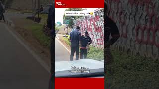 Bapak ini spontan berhenti ketika melihat pedagang asongan pinggir jalan [upl. by Merriman44]