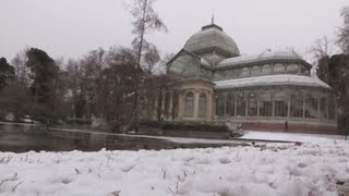 La nieve cierra el parque de El Retiro en Madrid [upl. by Bubb]