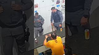 😡Vagabundo😤BATE na PROPRIA MÃE quotACAMADAquot Policia vai lá tirar uma satisfação e um acelero no Vagal [upl. by Naves970]