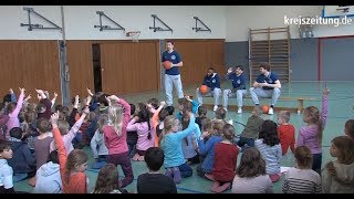 Eisbären Bremerhaven zu Besuch an der Grundschule Leeste [upl. by Valdis]