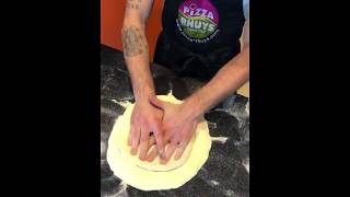 Voici comment étaler une pâte à pizza à la main  Schiaffo Napoletano [upl. by Sdlonyer178]